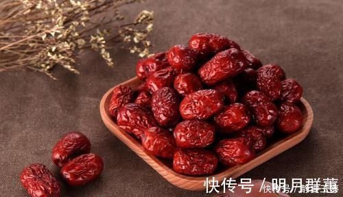 黄花菜|女性不想老太快,适合吃几种食物,美白润肤,延缓衰老,好处多多