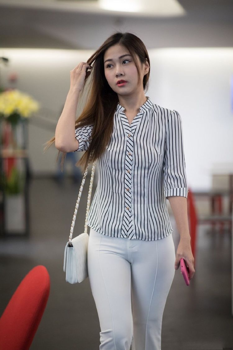 吊带连衣裙|美女街拍:浅粉色也是吊带连衣裙,适合青春甜美一点的女生,显得俏皮时尚