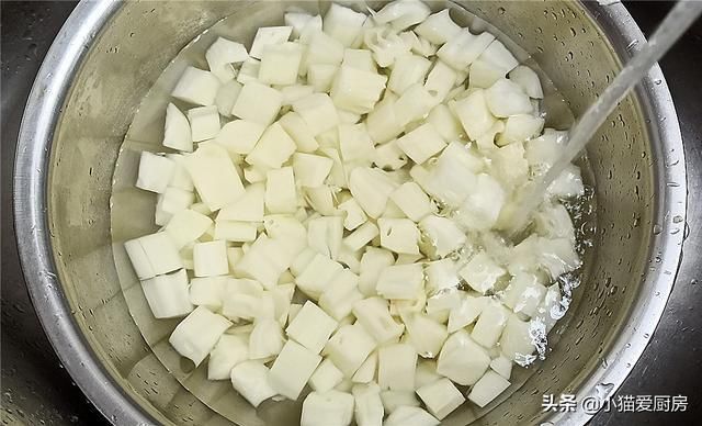 泡野山椒|天热藕就不要炖着吃了，简单切一下做成凉拌菜，酸甜微辣特好吃