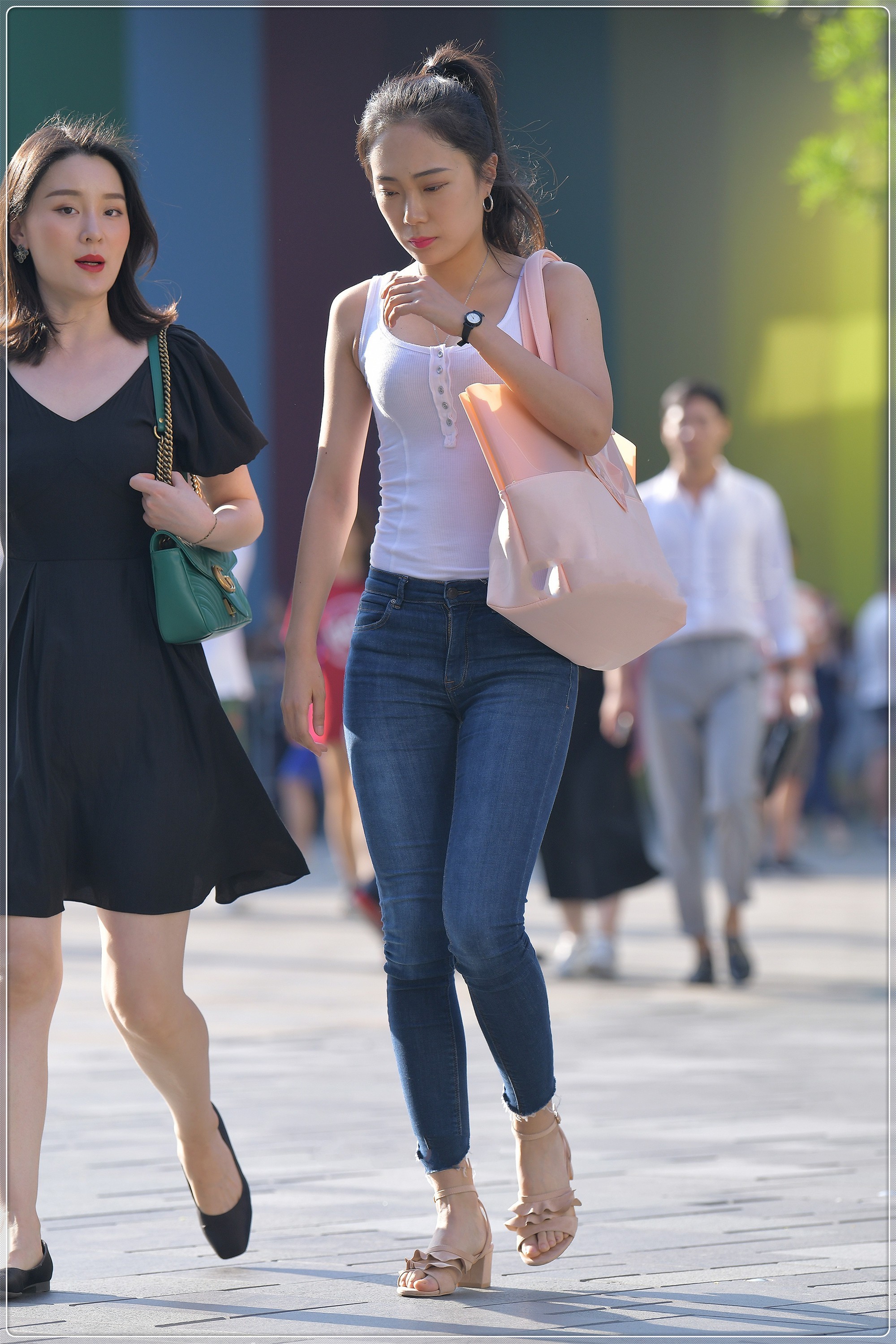 白色吊带搭配牛仔裤,简单时尚,青春减龄