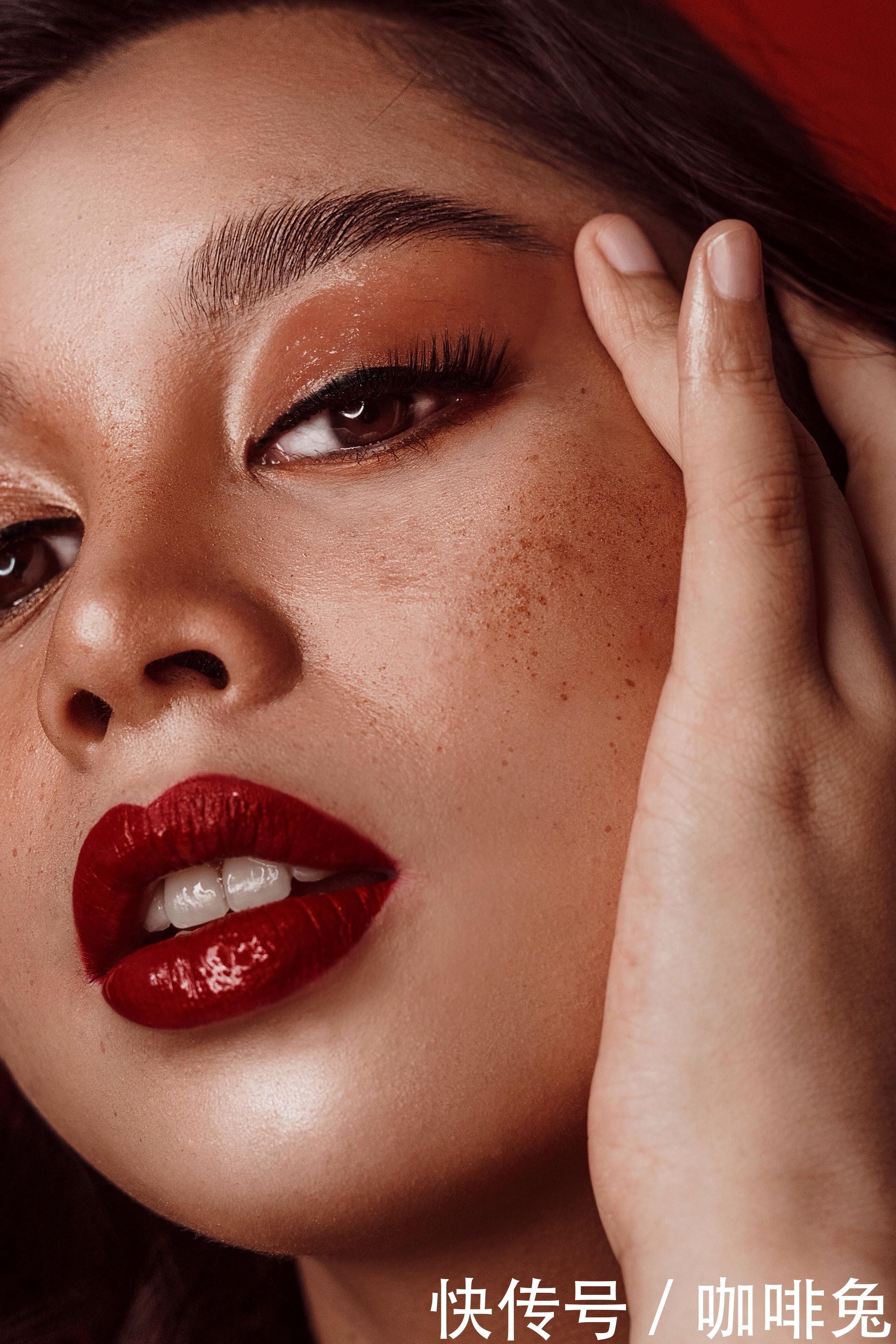 唇膏|出席不同场合，如何选择最适合的口红颜色，秘密都在这细节里