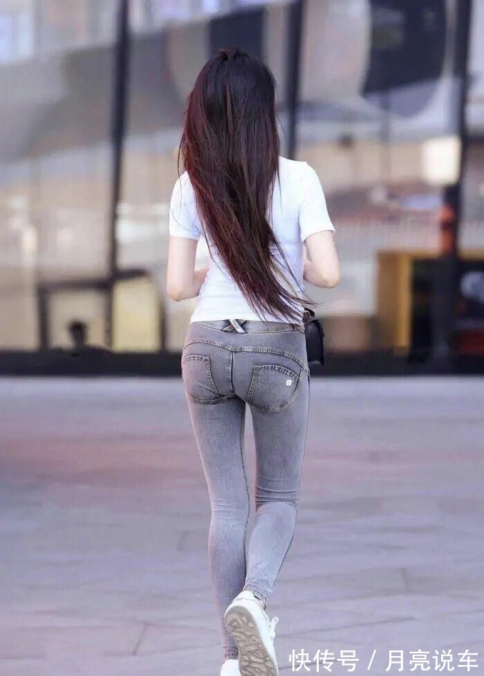 破洞牛仔裤 “烂大街”的牛仔裤,以新面貌示人,穿出了与众不同的美!