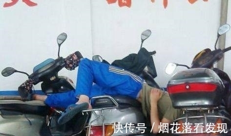 |幽默笑话:有一闺蜜,不爱喝饮料,最近跟他男友闹分手……