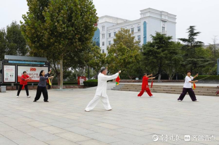 文化广场|壹图集｜美好假期，泰安市民从晨练开始