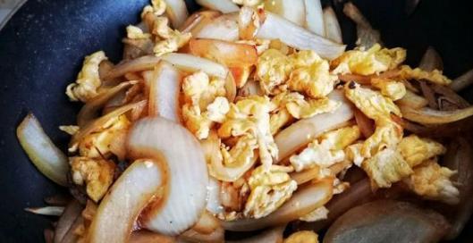 洋葱炒蛋如何做才好吃，先下洋葱还是先下蛋？诀窍全在里面！