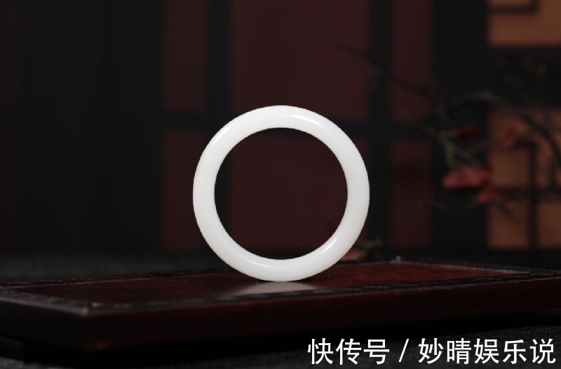 和田玉 最强硬通货!手镯是这么定价的!看完再也不怕买吃亏!
