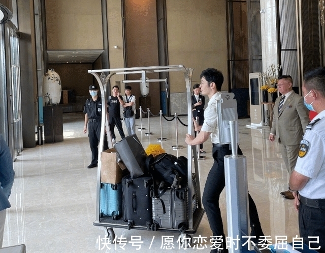 丁真|《中餐厅5》开始录制，黄晓明回归不见龚俊宁静，行李数量是亮点