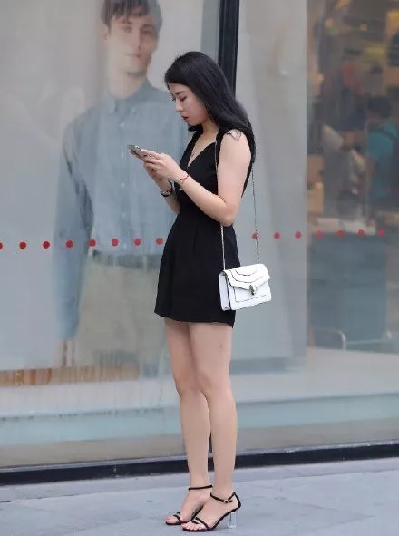 搭配高跟鞋出街,总能给女生带来更高的回头率