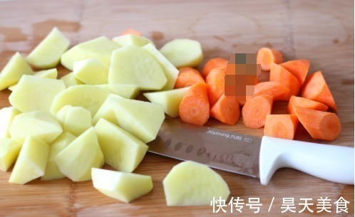 这道菜孩子们都爱吃，跟米饭是绝配，好吃易做，冬天吃最好