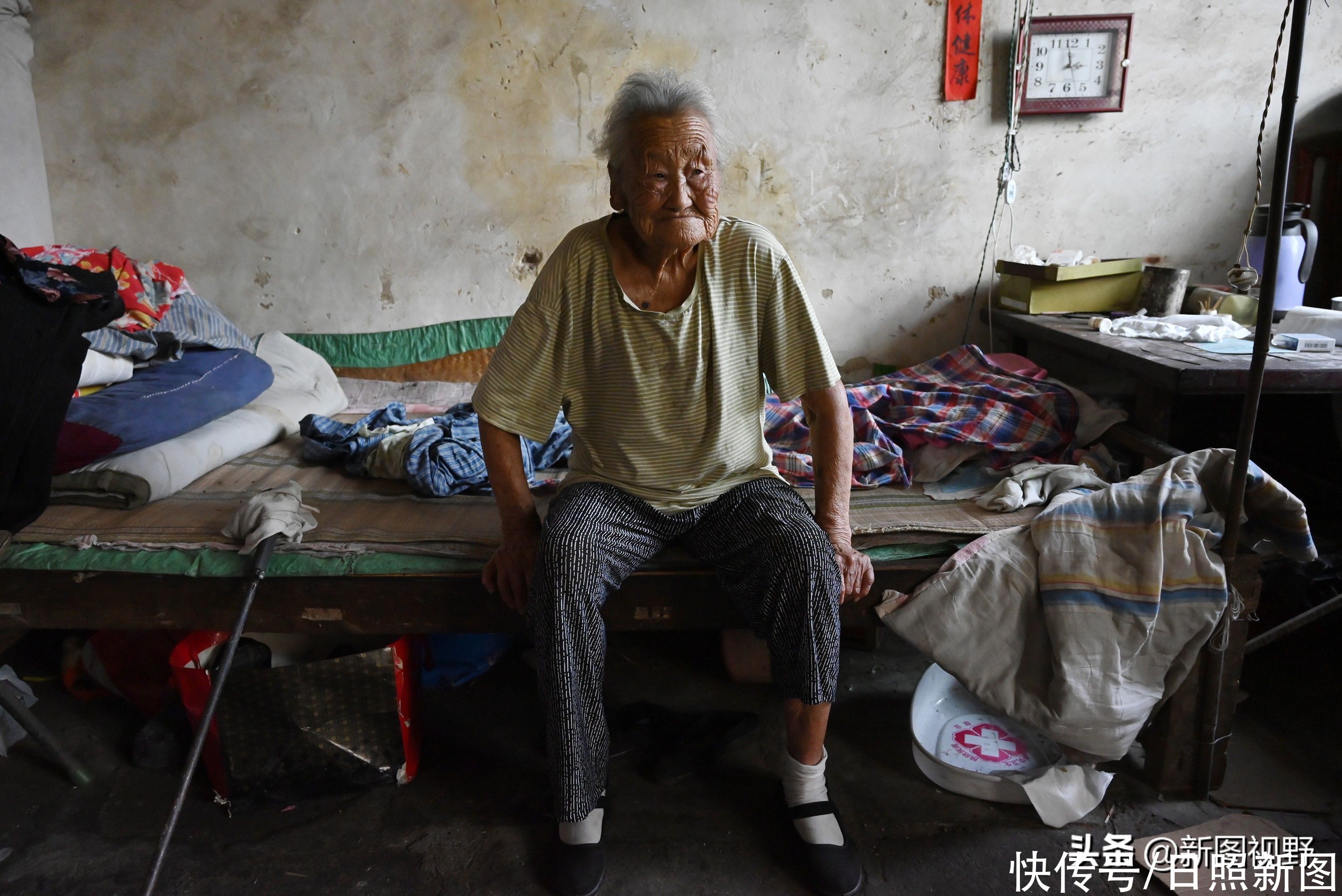 奶奶|100岁老人，每天都吃鸡蛋和大蒜，最爱逛街遛弯，长寿经验很简单