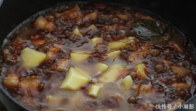 糖色|觉得红烧肉太油腻?有种不炒糖色不放油的做法,老人小孩都爱吃