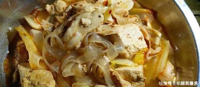 冻豆腐炖宽土豆粉,来一碗新焖的长粒香米饭,吃起来太香了