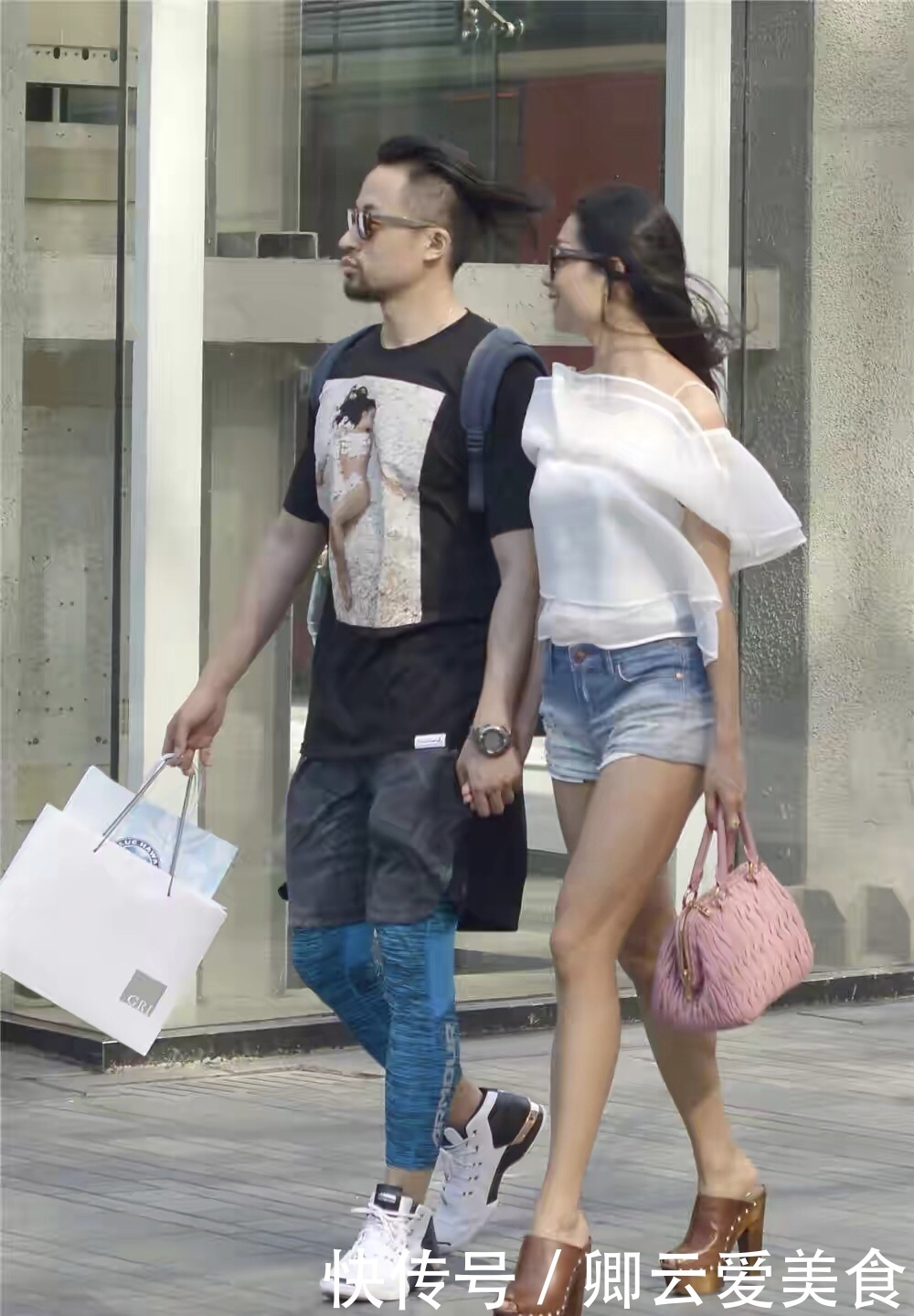 修身牛仔短裤,搭配12厘米的粗跟凉拖,身材就一样了