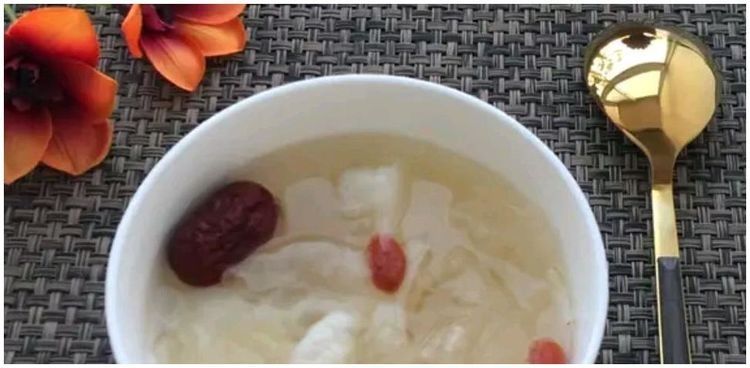 泡发银耳时,用冷水还是用热水?懂的人都是这样泡的,难怪出胶多