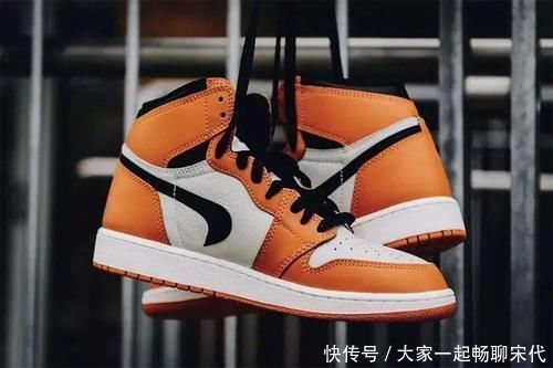北卡蓝|有人买到一双「错版」北卡蓝 AJ1,网友:这运气也太好了!!!