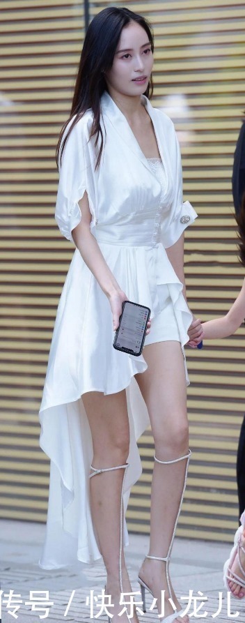 连衣|街拍穿连衣短裙的仙女,后面的小哥不顾女友吃醋也要欣赏