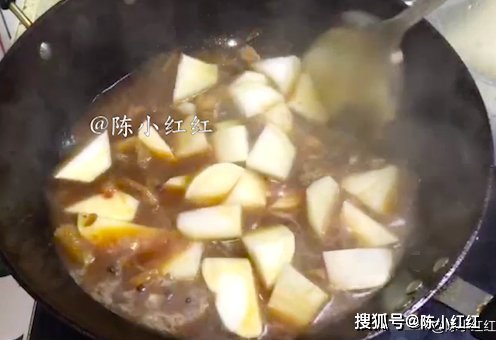 乱炖鸡肉炖萝卜,香辣过瘾,配上米饭吃超级的下饭,全家人都爱吃