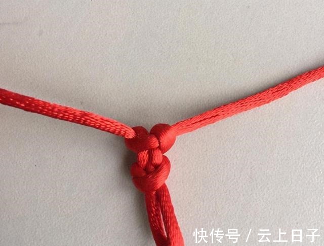 绕圈 心形结手链的编法教程,非常简单,只要2个结法就能编出!收藏了!