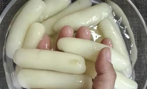  最近我家迷上了吃这个，蒸熟加一物揉成条，放冰箱随吃随取，方便