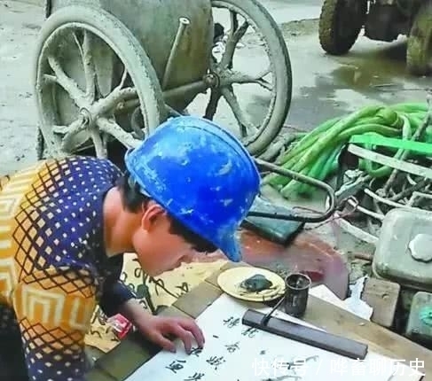 农民工一幅字吸粉1.4万,人民日报都点赞,粉丝:高手在工地