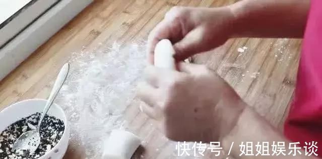 红糖水|糯米粉最好吃的做法，开水一烫，大刀一切，全家人都有爱吃