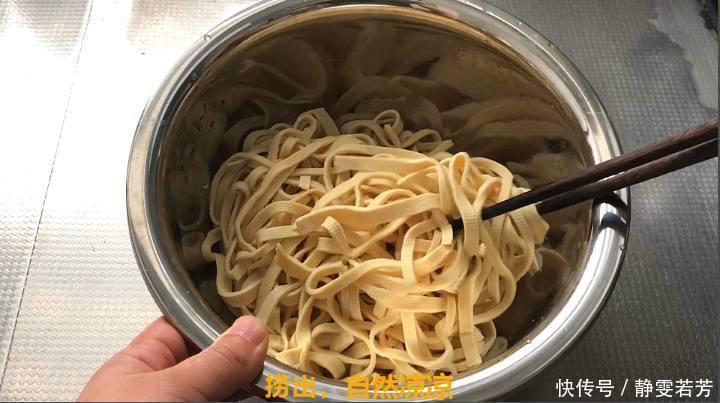 韭菜|豆腐皮不要炒韭菜了,教你个简单新做法,吃一口上瘾,比肉都香