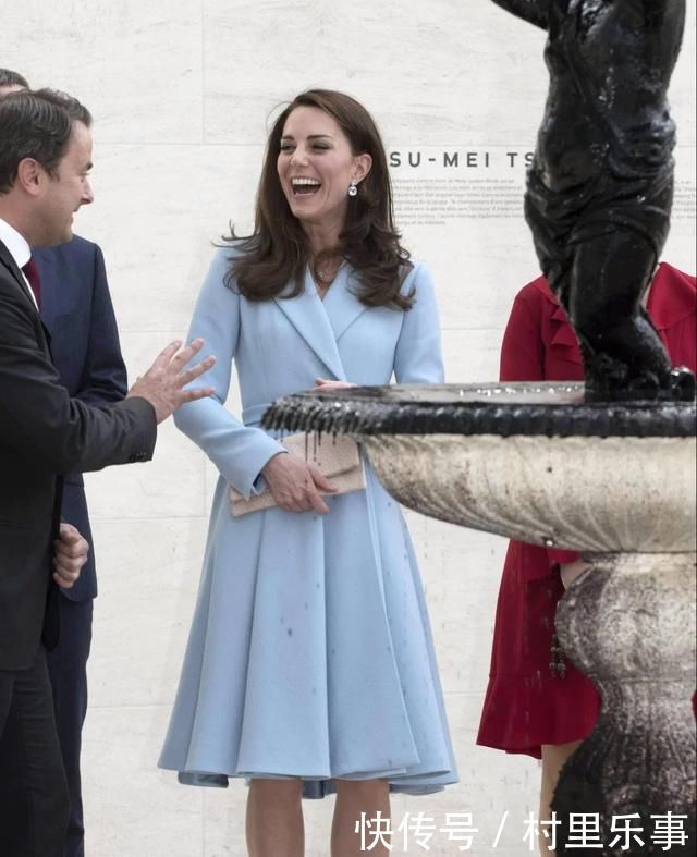 凯特王妃“正装”不一般天蓝色连衣裙气质优雅,还十分高级呢