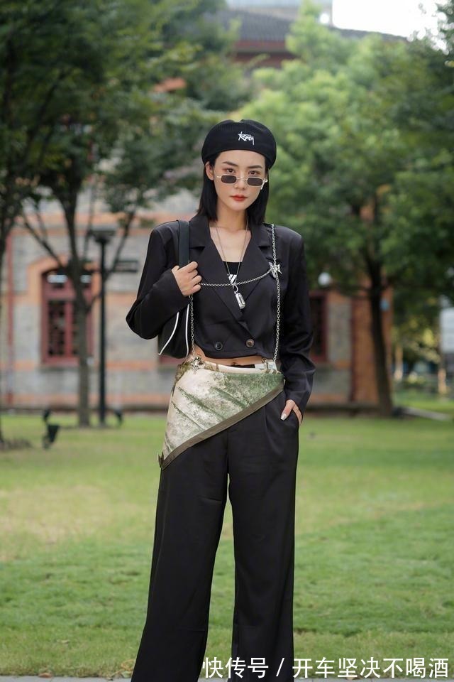 时髦 耐人寻味的打底裤搭配出全新感觉，打造专属的时髦个性，唯美俏皮！