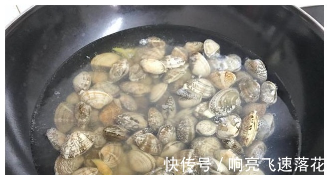 蛤蜊|鸡翅新吃法，和天下第一鲜一起煮，鲜嫩开胃，下酒下饭，真过瘾！