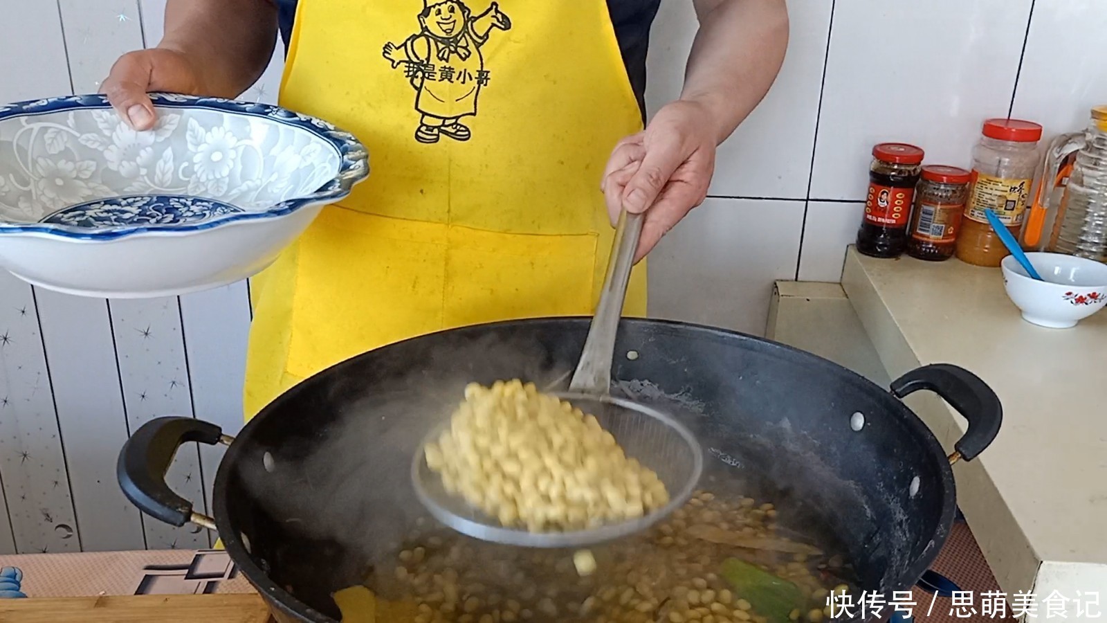 黄豆的时|黄豆此做法营养又解馋,比打豆浆营养翻倍,下酒下饭真是一绝,香