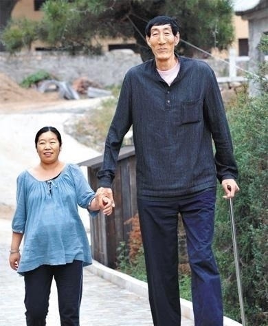 辛幸|身高2.36米的“巨人”,曾不顾医生阻拦执意生下一娃,后来怎样?
