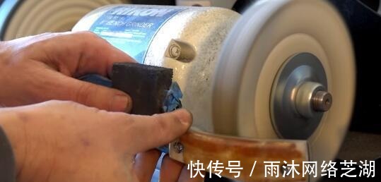 啤酒|老外做了一把用啤酒淬火的刀, 这刀威力如何