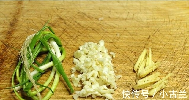 上火|比白切鸡还好吃入味的清蒸鸡，不用一滴油，蘸上酱汁好吃不上火