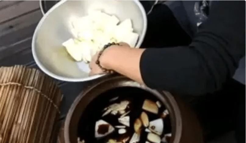 败家媳妇不听劝,把20斤梭子蟹扔缸里,不加一滴水,7天后取出全家都愣住了