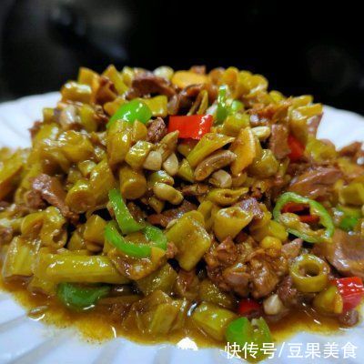 鲜美|#不容错过的鲜美滋味#够酸爽过瘾的湖南菜酸豆角炒鸡杂