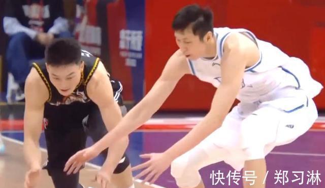 |搞笑!CBA后卫和对手握手致意后,还要出手,结果投出三不沾