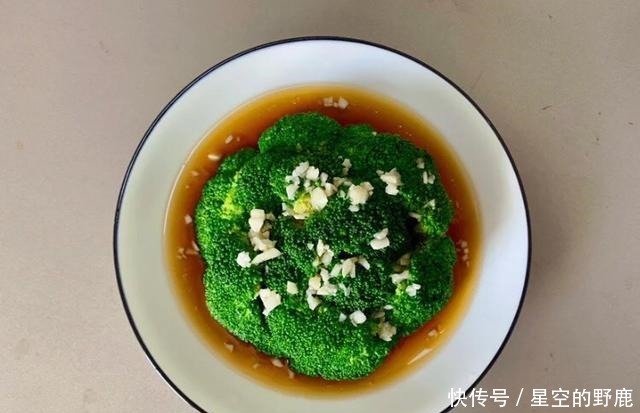 洗西兰花时,用盐水洗等于吃农药,菜农教你一招,农药残留无影踪!