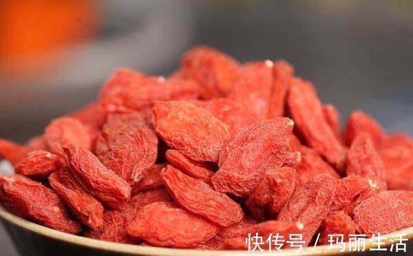 一步之遥|提个醒吃枸杞时别碰此物,吃了就是在找病受,如今知道还不晚