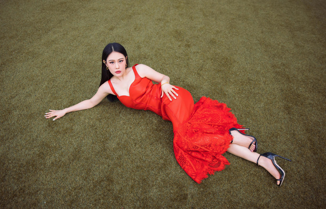 袁娅维真厉害!把皮质红色吊带连衣裙穿出时尚感,显得格外有韵味