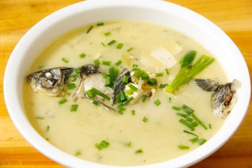 不管炖什么鱼，牢记这“3点”，鱼肉鲜嫩无腥味