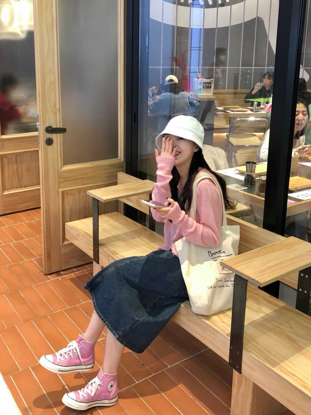 qq秀 开春不知道怎样穿?用粉色毛衣搭配这几条下装,真的封神了