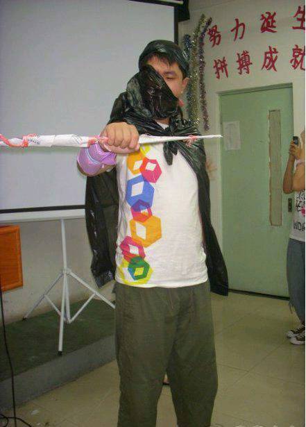 |搞笑图片幽默段子笑话好可爱的小狗狗啊，还戴墨镜呢，哈哈