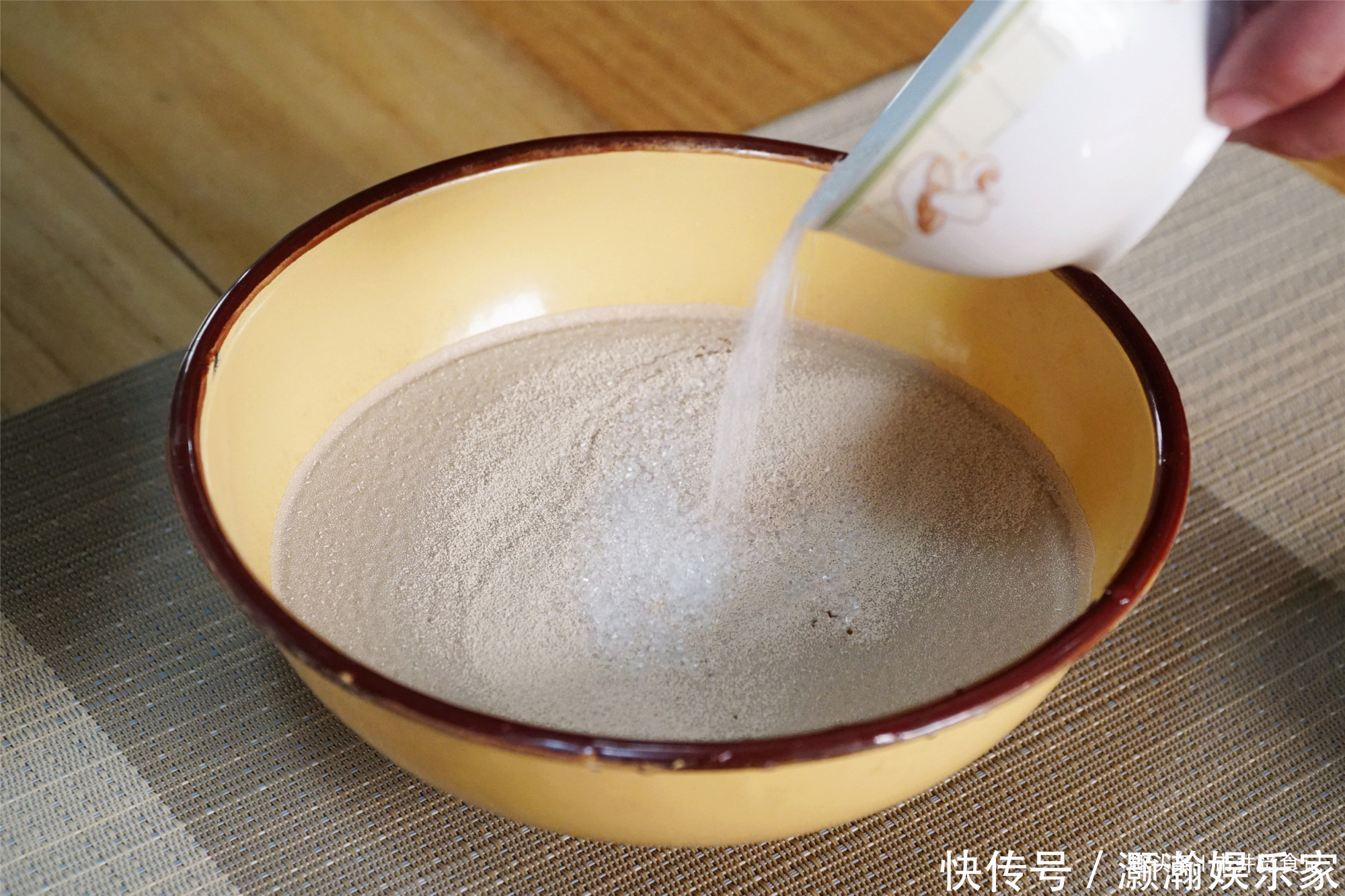 冬天,蒸馒头发不起面用土办法,1小时发满一盆,天再冷也管用