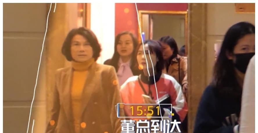 参加茶话会,董明珠和张萌的到场时间,体现出了商人和艺人的差距