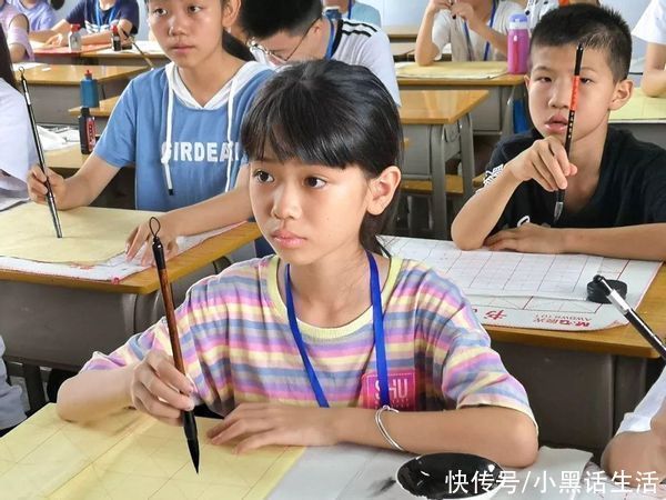 校长!14岁女孩为学校题写校名,字迹行云流水,校长都赞叹不已