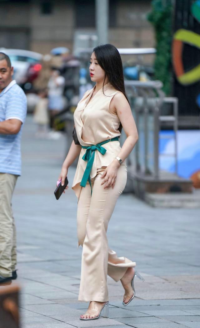 套装|街拍:套装免去了服饰搭配的烦恼,轻松穿出飘逸感和高级感