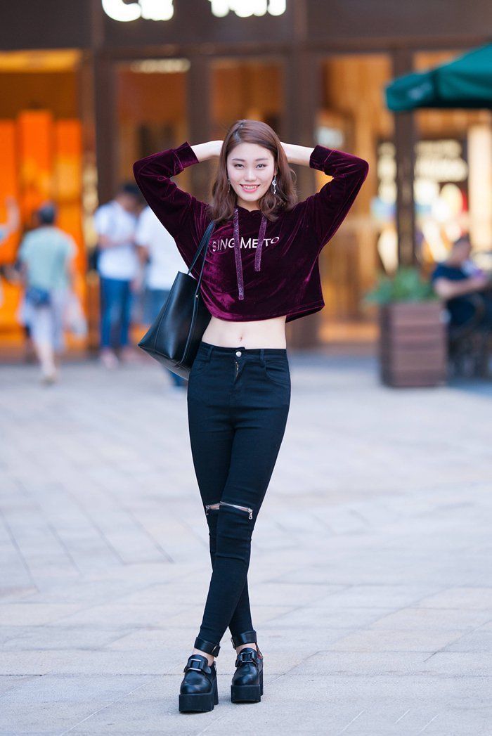风采|美女街拍:穿搭深紫色的卫衣外套,配合甜美的笑容,看着很有青春风采