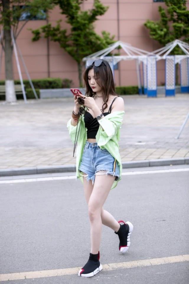 街拍|身穿粉色大衣的小姐姐,长发飘飘,女神范十足