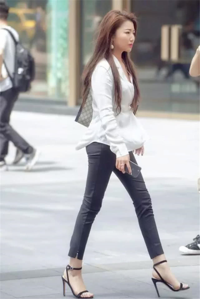 职场|路人街拍清纯显知性的职场穿搭,小姐姐看起来,轻熟显魅力!