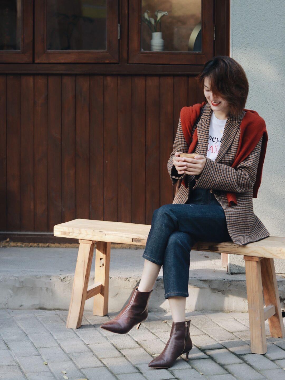 穿搭|今天偷偷分享一些私藏的秋冬保暖搭配,香芋紫外套+白色牛仔裤保暖又时尚!